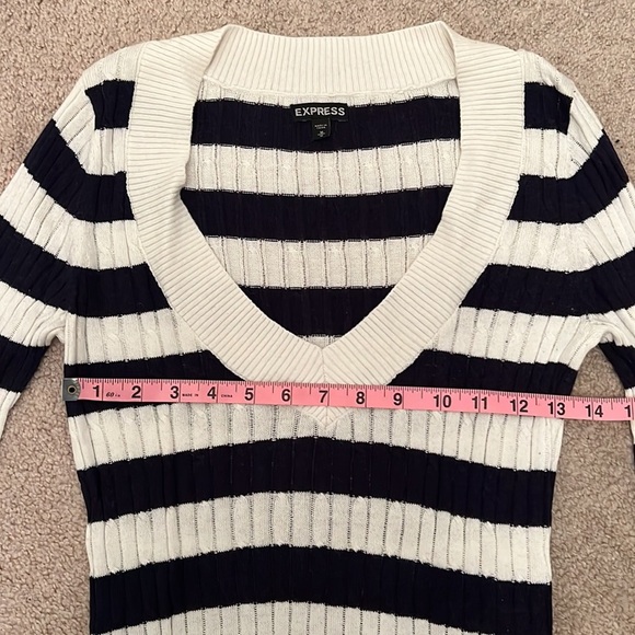 🆕 NWOT Express Navy Blue White Striped Pullover Sweater Size Medium - Picture 3 of 5